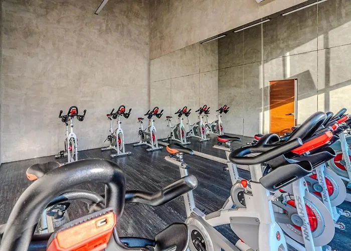 Lux Awa Golf, Pool, Gym, Walkable !